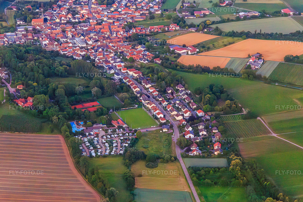 Luftbild: Camping- und Sportplätze am Abend im Ortsteil Ingenheim in Billigheim-Ingenheim im Bundesland Rheinland-Pfalz in Deutschland. Foto: IMG_115609.jpg vom 21.06.2019 durch Werner Riehm/FLY-FOTO.de