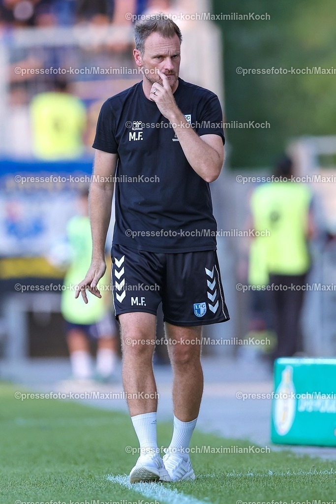 DFB15082501068 | 15.08.2025, Fußball, DFB-Pokal, 1. FC Saarbrücken - 1.FC Magdeburg, Ludwigsparkstadion, Saison 2025 2026: Cheftrainer Markus Fiedler (1FC Magdeburg #hc)    DFB regulations prohibit any use of photographs as image sequences and or quasi-video.