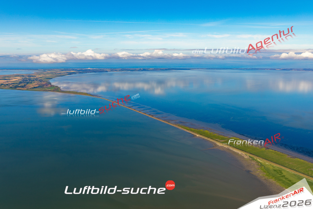 Die Luftaufnahme Hindenburgdamm Nordsee - Sylt wurde 2022 vom Flugzeug aus (keine Drohne) erstellt. Hohe Auflösung -für große Poster und Wandbilder geeignet - Garantiert!