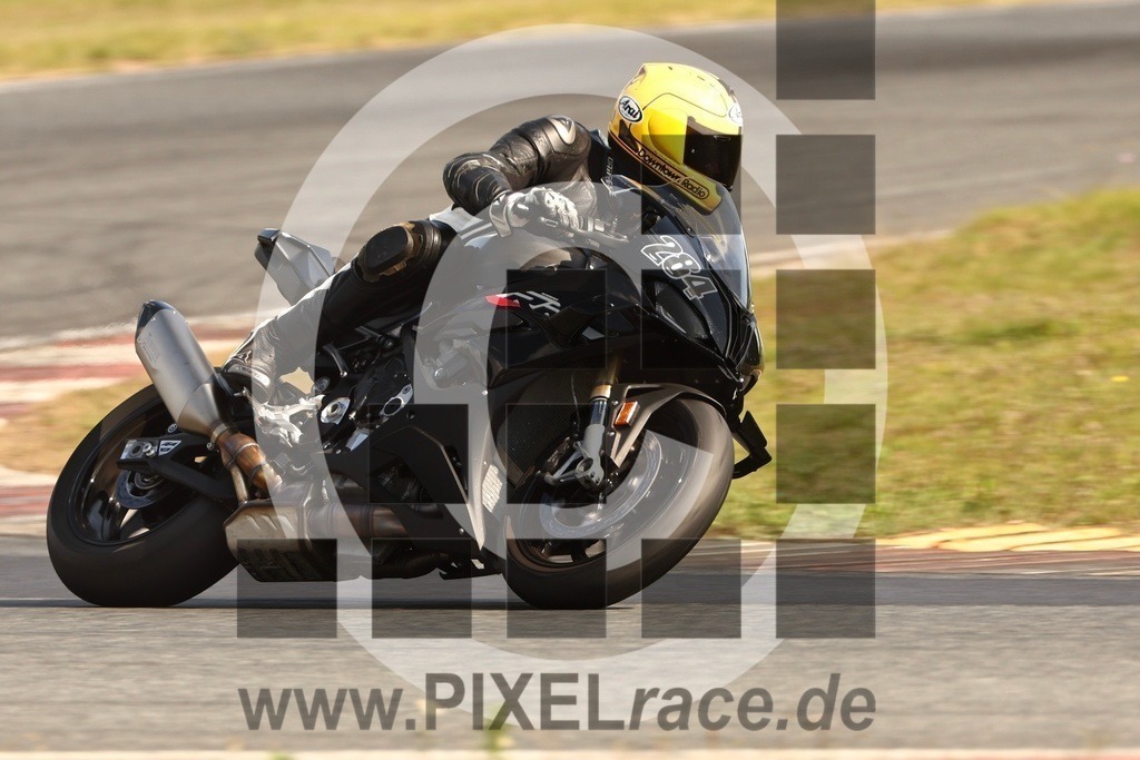 0284-20250909_14691 | Schöne Erinnerungen an spannende Momente - das festzuhalten ist unser Job. PIXELrace.de ist seit 2003 auf den Rennstrecken Europas unterwegs um die Action draußen beim Fahren und die wunderbare Stimmung imm Fahrerlager für euch einzufangen.