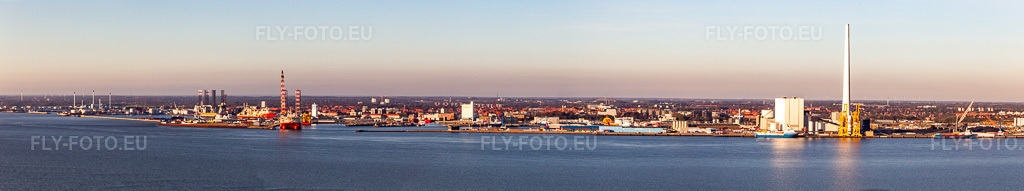 Vue aérienne: Panorama - Perspective des installations portuaires sur la côte de la mer du Nord à Esbjerg dans le département Syddanmark, Danemark. Photo: IMG_118844-Pano.jpg prise le 21/09/2019 par Werner Riehm/FLY-FOTO.euRésolution de l'original: 15745 x 2931 px