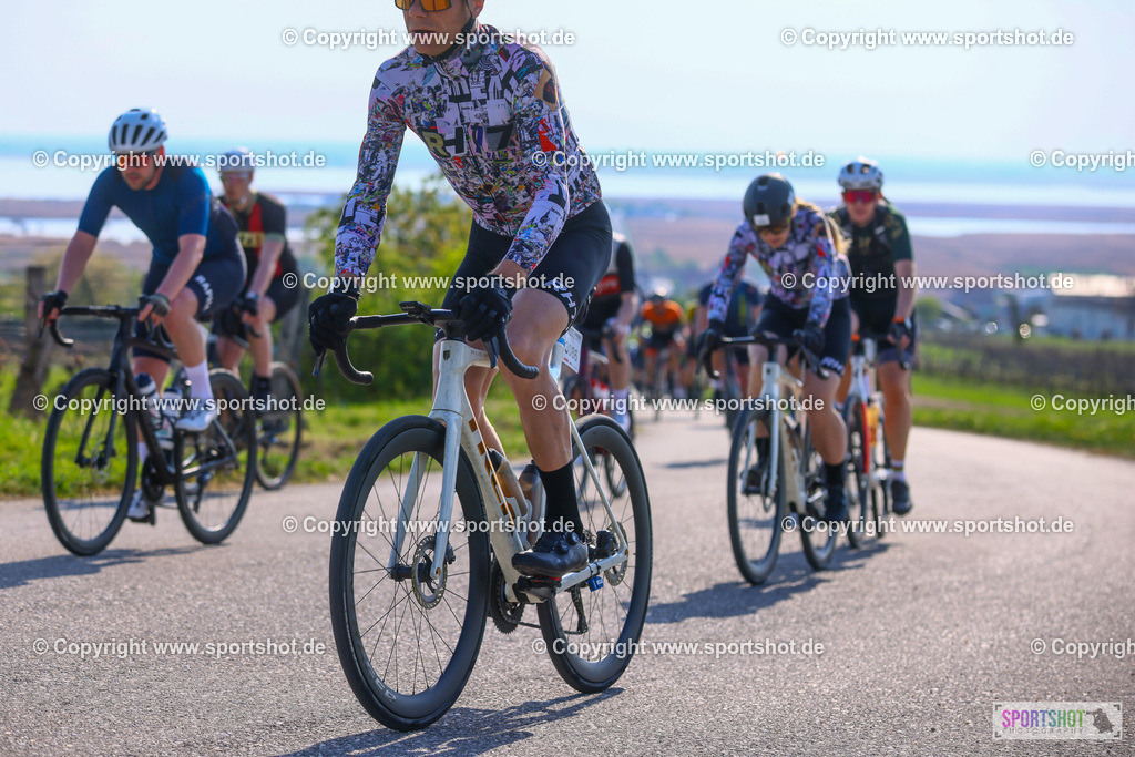 TRA_0515 | Neusiedlersee Radmarathon 2026@sportshot_your_pictrs #yourpictures#roadtowm2029 #nrm #neusiedlerseeradmarathon #neusiedlersee #neusiedlerseetourismus #burgenland #mörbisch #nrm26 #burgenlandtourismus #voglundco #poweredbyburgenlandtourismus #radsport #rad #marathon #ucigranfondo #visitburgenland #ucigranfondoworldseries