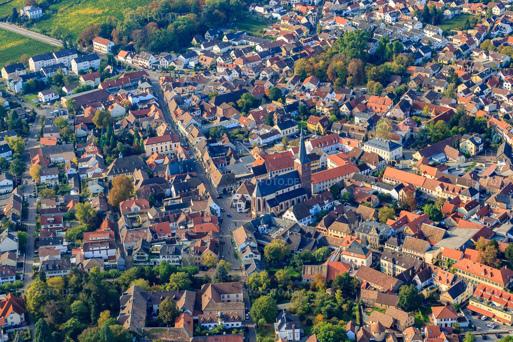 Luftbild: Weinstraße und Marktplatz in Deidesheim im Bundesland Rheinland-Pfalz in Deutschland. Foto: IMG_21999.jpg vom 15.10.2009 durch Werner Riehm/FLY-FOTO.de