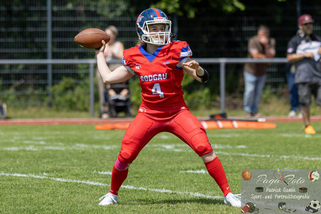 GFLW 1: German Football League Women 1: Rodgau Pioneers Ladies - Stuttgart Scorpions Sisters, 07.06.2026 | Lilly Veith (Rodgau Pioneers Ladies #4) wift den Ball, Rodgau Pioneers Ladies - Stuttgart Scorpions Sisters, Rodgau, Maingau-Energie-Stadion "Am Weichsee", 7.6.2026 - Realisiert mit Pictrs.com