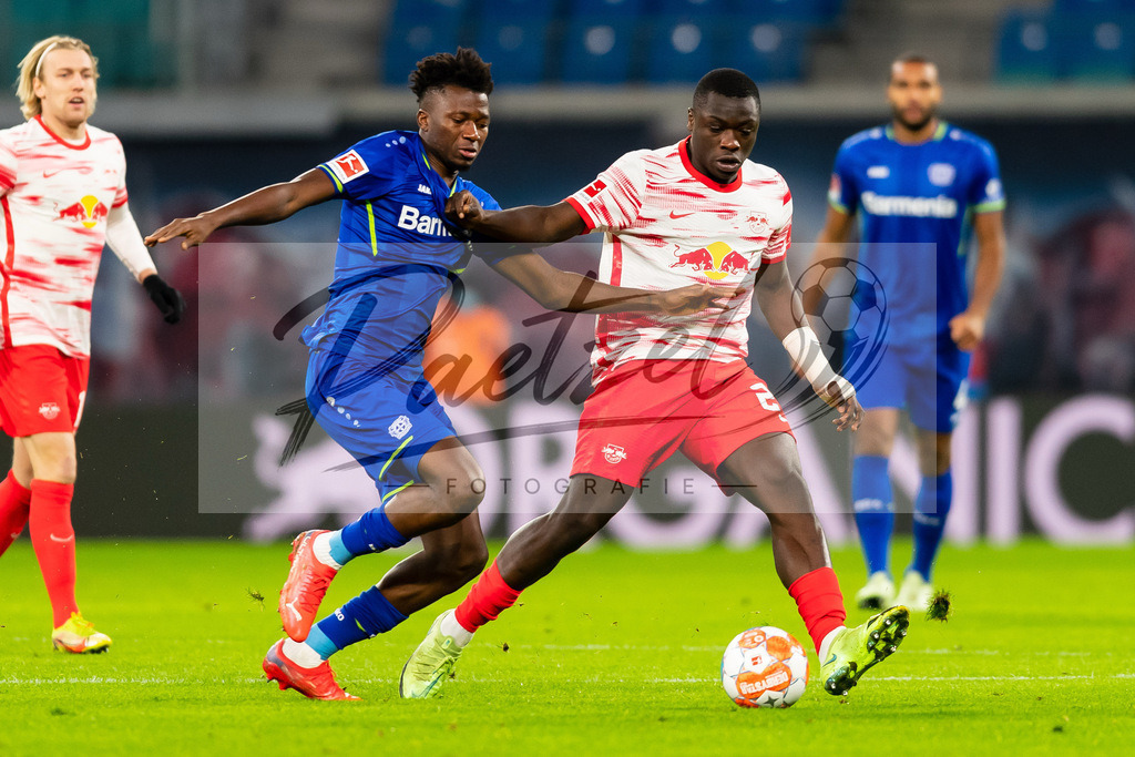 RBLLEV20211128_023 | Fussball, Herren: Edmond Tapsoba (Bayer 04 Leverkusen) und Brian Brobbey (RB Leipzig) im Zweikampf bei dem Spiel der 1. Bundesliga zwischen RB Leipzig und Bayer 04 Leverkusen in der Red Bull Arena am 28.11.2021 in Leipzig, Deutschland.DFB / DFL REGULATIONS PROHIBIT ANY USE OF PHOTOGRAPHS AS IMAGE SEQUENCES AND/OR QUASI-VIDEO. - Realisiert mit Pictrs.com