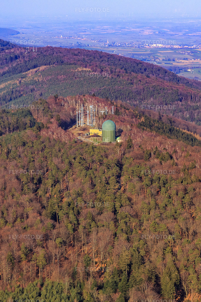 Luftbild: Radarkuppel in Lampertsloch im Bundesland Bas-Rhin in Frankreich. – Foto: IMG_086678-2.jpg vom 26.03.2016 durch Werner Riehm/FLY-FOTO.de – Auflösung des Originals: 2315 x 3472 px