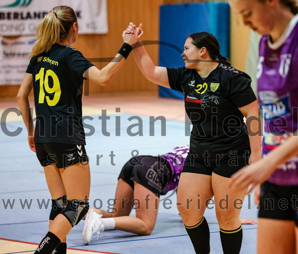 2023-12-17_046_SpVgg_Altenerding_II_gegen_HF_Scheyern | Erding, Deutschland, 17.12.2023:
Handball, Bezirksliga Frauen Altbayern 2023 / 2024, 9. Spieltag, SpVgg Altenerding II gegen HF Scheyern, Endergebnis: 22:26

Kathrin Fink (HF Scheyern, #19), Tanja Ruscitti (HF Scheyern, #22)

Foto: Christian Riedel / fotografie-riedel.net