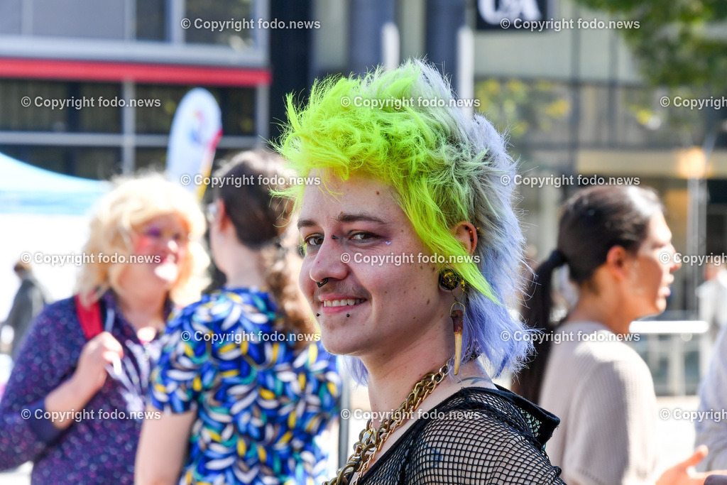 Deutschland_ Baden-Wuerttemberg_ Stuttgart_ Pride_ 13.09.2025-5 | 13.09.2025, Deutschland, GER, Baden-Wuerttemberg, Stuttgart, im Bild Themenbild, Vielfalt, Gleichberechtigung, LGBTQIA+, Love is Love, Stuttgart zeigt Flagge, CSD-Parade, Pride-Week, Community, Sichtbarkeit, Solidaritaet, Toleranz, Akzeptanz, Regenbogen, Menschenrechte, Politik mit Pride, Pride Night, Kulturfestival, Demo fuer Vielfalt, Queere Stimmen, Empowerment, Trans, Transgender, Homosexuell, Schilder, Fahnen, Bunt, LGBTQ, Lesbisch, Schwul, Bisexuell, Queer, Pride, Coming-out, Regenbogenflagge, Inklusion, Genderidentitaet, sexuelle Orientierung, Feature, Symbolbild
