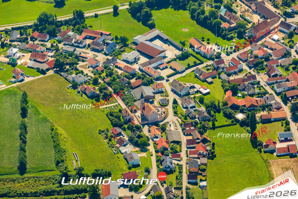 Schrägluftbild  Adlhausen  Langquaid - Das Luftbild wurde 2025 vom UL-Flugzeug heraus erstellt ( keine Drohne ) - Hochauflösende Luftaufnahme -Nicht vergleichbar mit Google Maps oder Satelittenbilder- Die Geschenkidee !Mit Lizenz und Bildrechte bestellbar