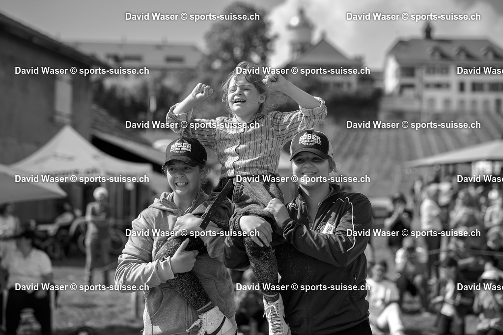 Finale Zwergli Anna Ayer __ - Graf Svenja __ Lutte suisse F_minine _ Montmagny VD_ le Samedi 3 mai 2025_ Montmagny VD. F_te _ couronne et palme Photos www.sports-suisse.ch (19) | sports-suisse.ch
