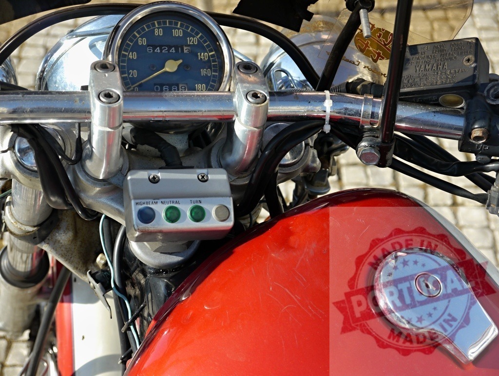 Yamaha motorcycle dashboard showing speedometer and fuel tank | Yamaha motorcycle close-up featuring speedometer, handlebars, and red fuel tank - Realisiert mit Pictrs.com