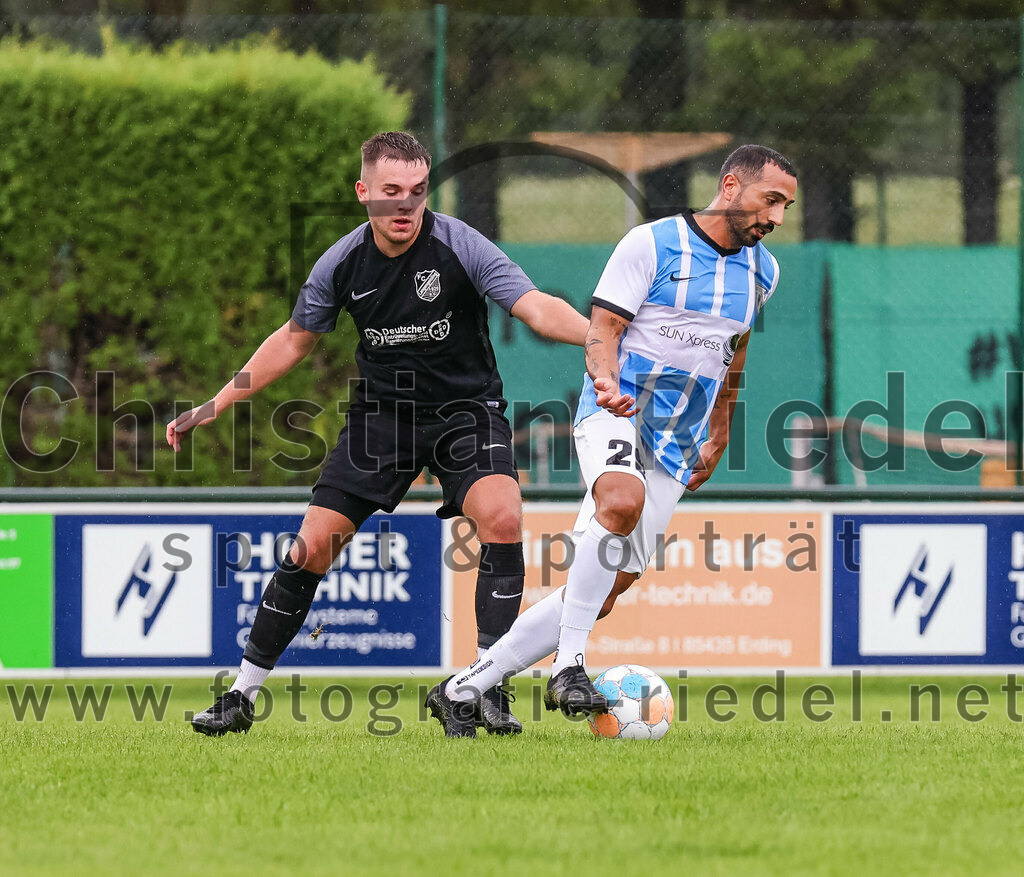 2023-08-05_068_FC_Langengeisling_gegen_SVN_Muenchen | Erding, Deutschland, 05.08.2023:
Fußball, Bezirksliga Oberbayern Ost 2023 / 2024, 2. Spieltag, FC Langengeisling gegen SVN München, Endergebnis: 1:3

David Riederle (FC Langengeisling, #21), Cenk Imsak (SVN München, #29)

Foto: Christian Riedel / fotografie-riedel.net