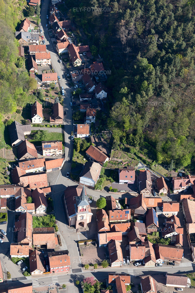 Aerial view: View of the town in Offwiller in the state Bas-Rhin, France.Photo: IMG_099468.jpg taken on 04/30/2017 by Werner Riehm/FLY-FOTO.comResolution of the original: 3648 x 5472 px