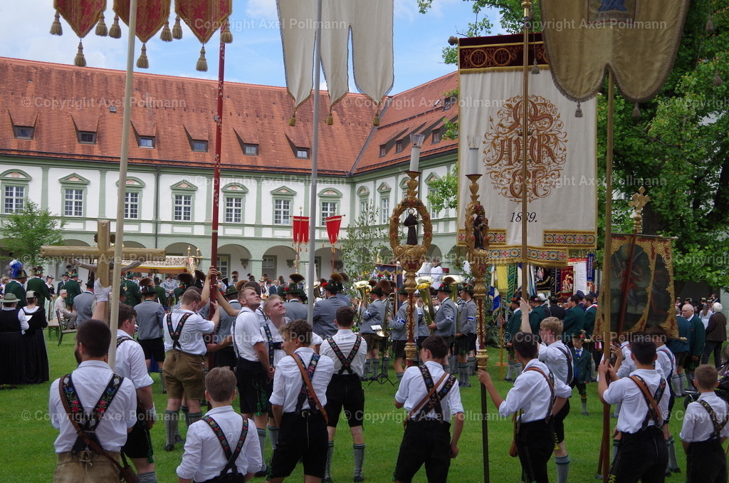 IMGP7019 | fotografiert von Axel PollmannLeonhardi Wallfahrt Benediktbeuern und Murnau, Fronleichnam, Fasching, Landschaft im Loisachtal und Benediktbeuern  - Realisiert mit Pictrs.com