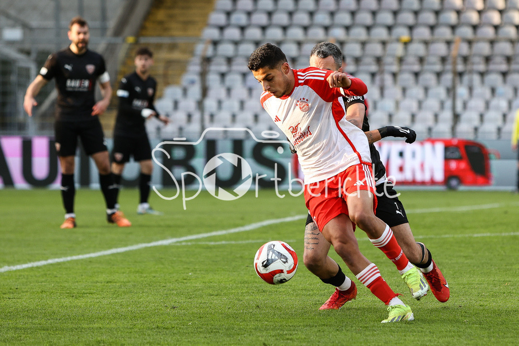 FC Bayern Amateure - TSV Buchbach | im Duell Davide Dell'ERBA (FCB #19) und Kevin HINGERL (TSV #7) / Zweikampf