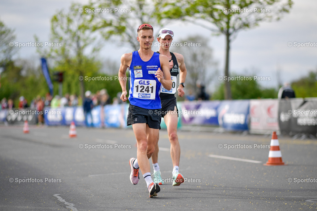 _KP17884_1 | 13.04.2025, xkaix, Leichtathletik Deutsche Meisterschaft 2025, Straßengehen v.l. Jonathan Hilbert (LG Ohra Energie), Karl Junghannss (LC Top Team Thueringen) - Realisiert mit Pictrs.com
