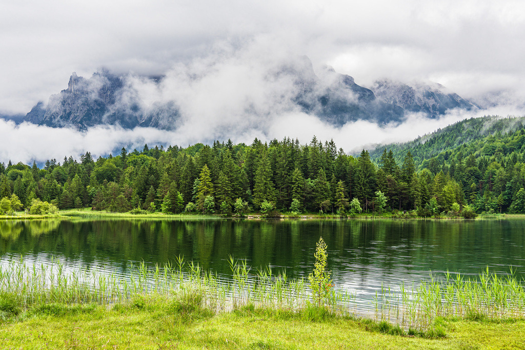 Blick über den Lautersee auf das Karwendelgebirge bei Mittenwald | Blick über den Lautersee auf das Karwendelgebirge bei Mittenwald.