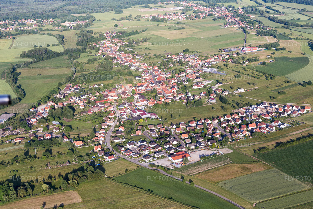 Vue aérienne: Vue du village à Morsbronn-les-Bains dans le département Bas Rhin, France. Photo: IMG_100813.jpg prise le 08/06/2017 par Werner Riehm/FLY-FOTO.eu – Résolution de l'original: 5472 x 3648 px