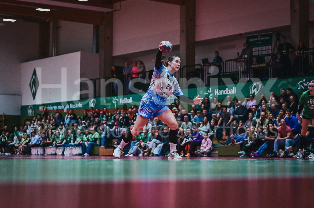 Handball, 2. Bundesliga Frauen, SV Werder Bremen - TuS Lintfort | v.li.: Svenja Rottwinkel (TuS Lintfort, 24) beim Siebenmeter, 7m, Spielszene, Aktion, Action