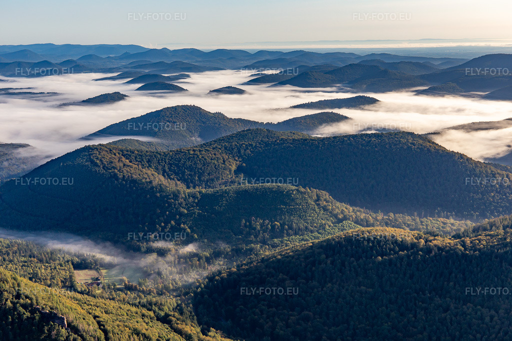 Vue aérienne: Vue de la ville à Lembach dans le département Bas Rhin, France. Photo: IMG_138919.jpg prise le 24/09/2023 par Werner Riehm/FLY-FOTO.eu – Résolution de l'original: 5472 x 3648 px
