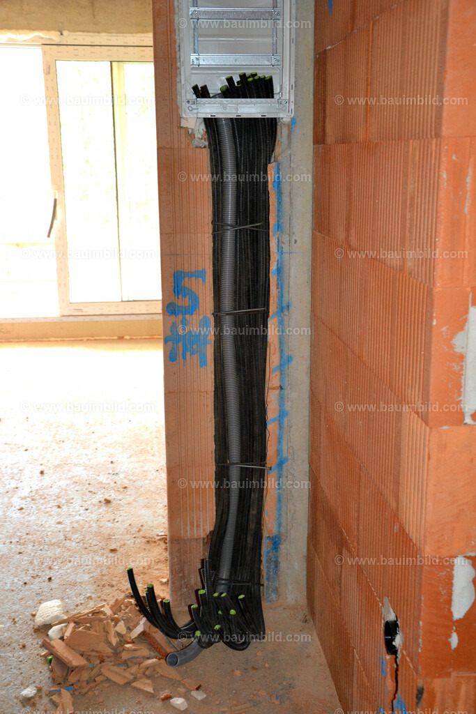 bib-lg17-elektroinstallation-0140 | Nach LV-Leistungsgruppen sortierte Detailfotos über den Bau eines Hauses. Alle Hausbau-Bilder direkt vom Urheber und Autor der Website Haus-Selber-Bauen.com