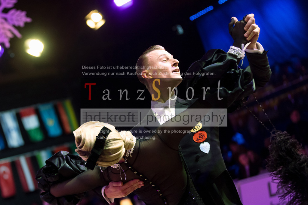 20241215_WDSF_Int_Open_Std-Riga-8843 | Tanzsportbilder, Standardtanz, Lateintanz, WDSF, DTV, LTVB, dancecomp, goc, hessen tanzt, blaues band der spree, walzer, tango, wiener walzer, slowfox, quickstepp, samba, rumba, cha-cha-cha, paso doble. jive, hd-kroft photography, turniertanzsport