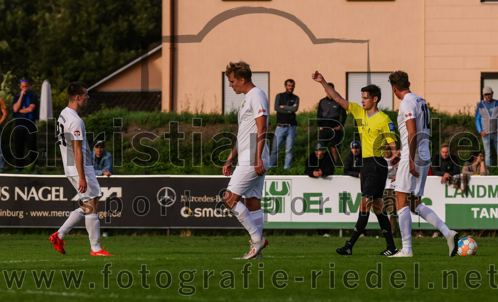 2023-08-08_113_FC_Moosinning_gegen_FC_Langengeisling | Moosinning, Deutschland, 08.08.2023:
Fußball, Bezirksliga Oberbayern Ost 2023 / 2024, 3. Spieltag, FC Moosinning gegen FC Langengeisling, Endergebnis: 0:4

Fabian Ulitzka (FC Moosinning, #23), Schiedsrichter Johannes Wagner, Florian Jakob (FC Moosinning, #10)

Foto: Christian Riedel / fotografie-riedel.net