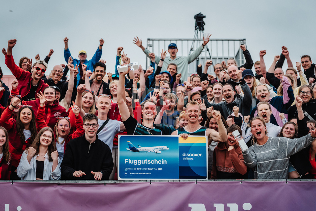 Beachvolleyball | Männer | Allianz German Beach Tour 2025 | Tourstop Bremen | 15.06.2025 | v.l. Robin Sowa und Jonas Reinhardt gewinnen das Turnier in Bremen und jubeln mit den Fans Siegerfoto