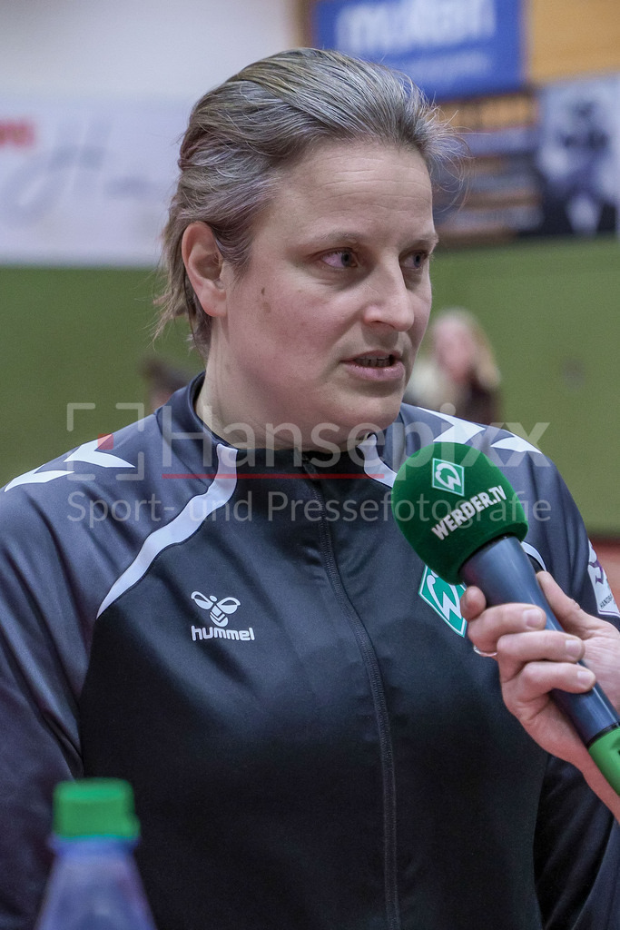Handball, 2. Bundesliga Frauen, SV Werder Bremen - Bayer 04 Leverkusen | Renee Verschuren (Trainerin, Cheftrainerin, SV Werder Bremen) während der Pressekonferenz nach dem Spiel, Portrait, Nahaufnahme, Einzelfoto, Einzelbild