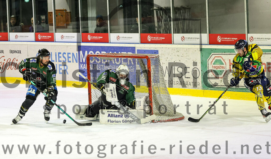 2022-12-16_080_TSV_Erding_gegen_EC_Pfaffenhofen | Erding, Deutschland, 16.12.2022:
Eishockey, Bayernliga 2022 / 2023, 21. Spieltag, TSV Erding gegen EC Pfaffenhofen, Endergebnis: 14:1

Rudolf Lorenz (Erding Gladiators, #91), Torwart Patrick Mayer (Erding Gladiators, #30), Robert Neubauer (EC Pfaffenhofen, #13)

Foto: Christian Riedel / fotografie-riedel.net