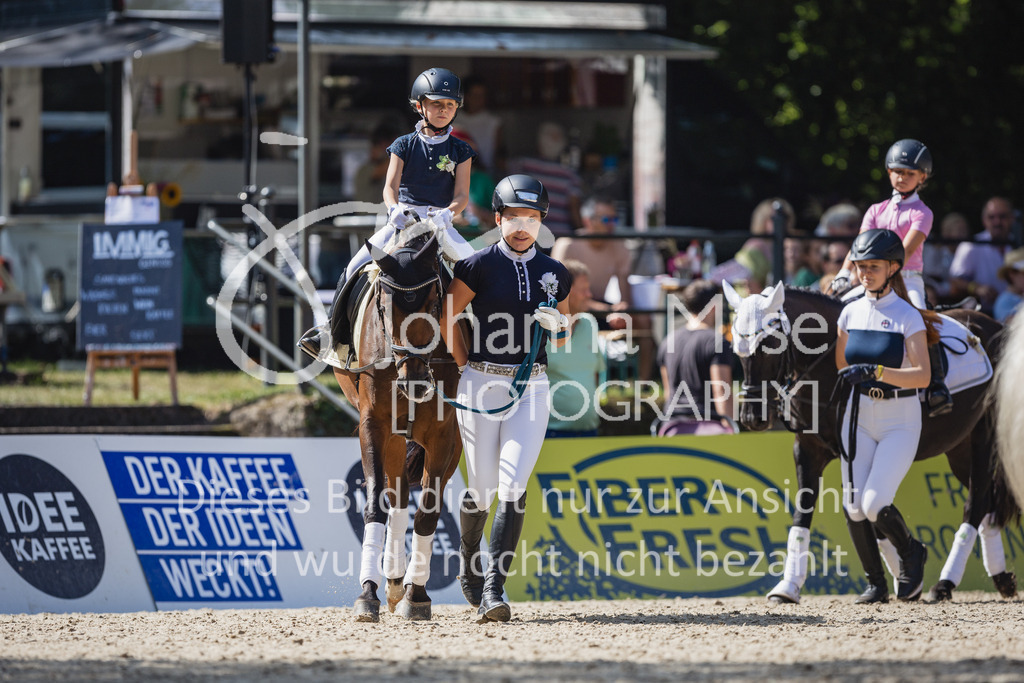 230910_OWLCh_Führzügel-120 | Deine schönsten Turniermomente als professionelle Fotos! Entdecke hochwertige Pferdesport-Fotografie im Online-Shop. Jetzt Fotos finden & bestellen!