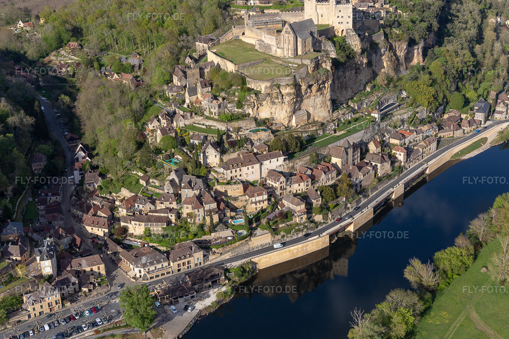 Luftbild: Chateau de Beynac in Beynac-et-Cazenac im Bundesland Dordogne in Frankreich. Foto: IMG_113507.jpg vom 16.04.2019 durch Werner Riehm/FLY-FOTO.de