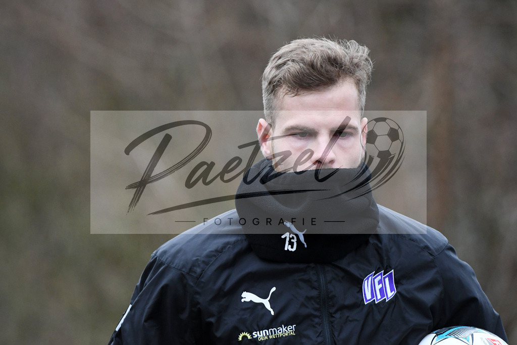 20200226_TRAOSN_0052 | Fussball, Herren: Joost van Aken (VfL Osnabrueck) schaut waehrend der Trainingseinheit des VfL Osnabrueck im Sportpark Illoshoehe am 26.02.2020 in Osnabrueck, Deutschland. - Realisiert mit Pictrs.com