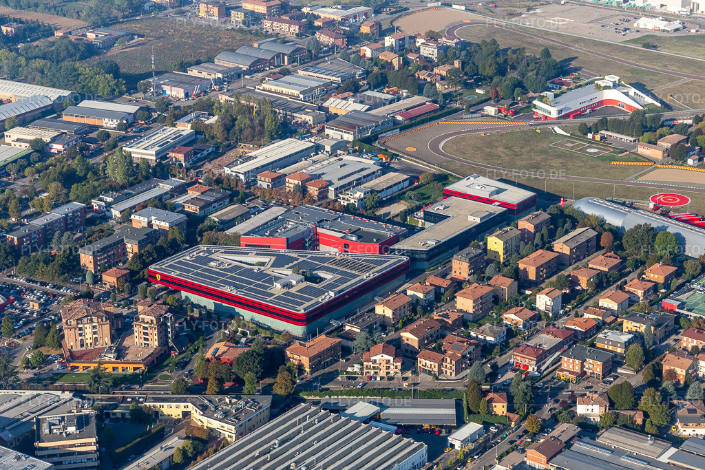 Luftbild: Ferrari S.P.A. in Maranello im Bundesland Modena in Italien. – Foto: IMG_134930.jpg vom 20.09.2022 durch Werner Riehm/FLY-FOTO.de – Auflösung des Originals: 5472 x 3648 px – WWW.FERRARI.COM