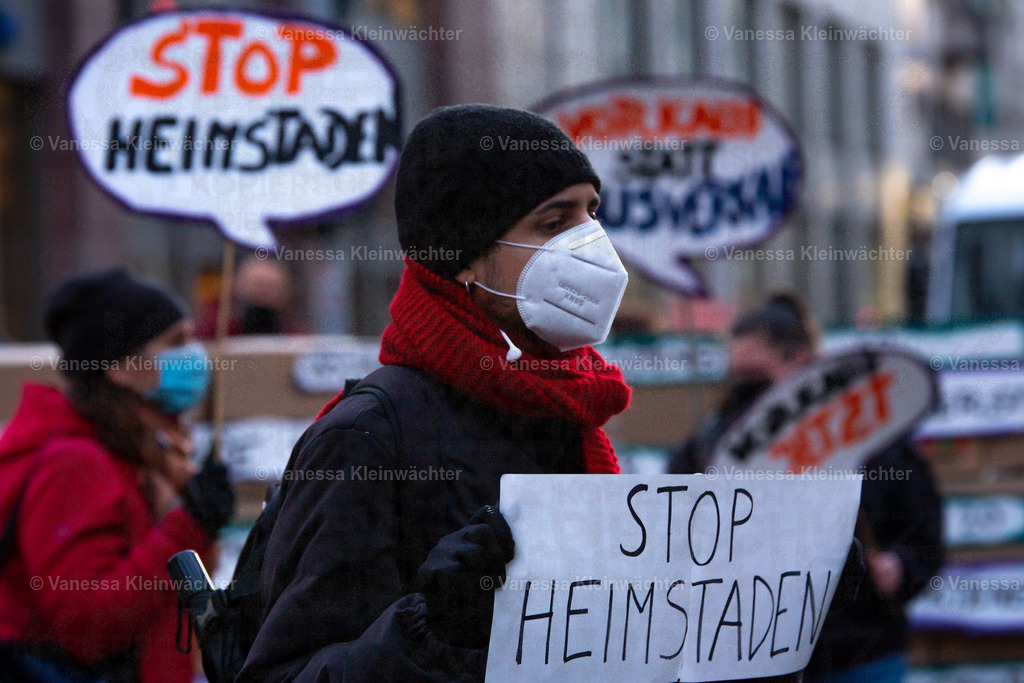 201120 StopHeimstaden MindSpace-34 | Mit Musik und einer "Wall of shame" aus Umzugskartons fordern Mieter*innen der von Heimstaden gekauften Häuser am 20.11.2020 vorm Büro des Schwedischen Immobilien-Investors die Ausübung des städtischen Vorkaufsrechts. - Realisiert mit Pictrs.com