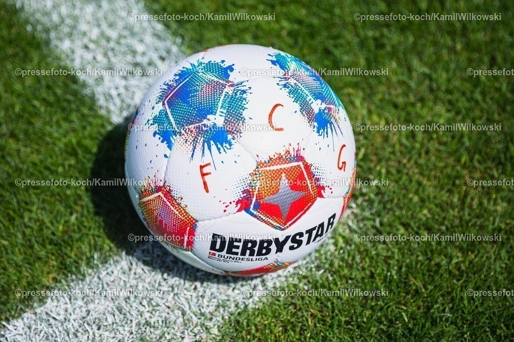 xKWI19072501002 | 19.07.2025, xkwix, Fußball, FC Gütersloh - VfB Oldenburg, Ohlendorf Stadion im Heidewald: Ball der Regionalliga West mit  Gütersloh Beschriftung