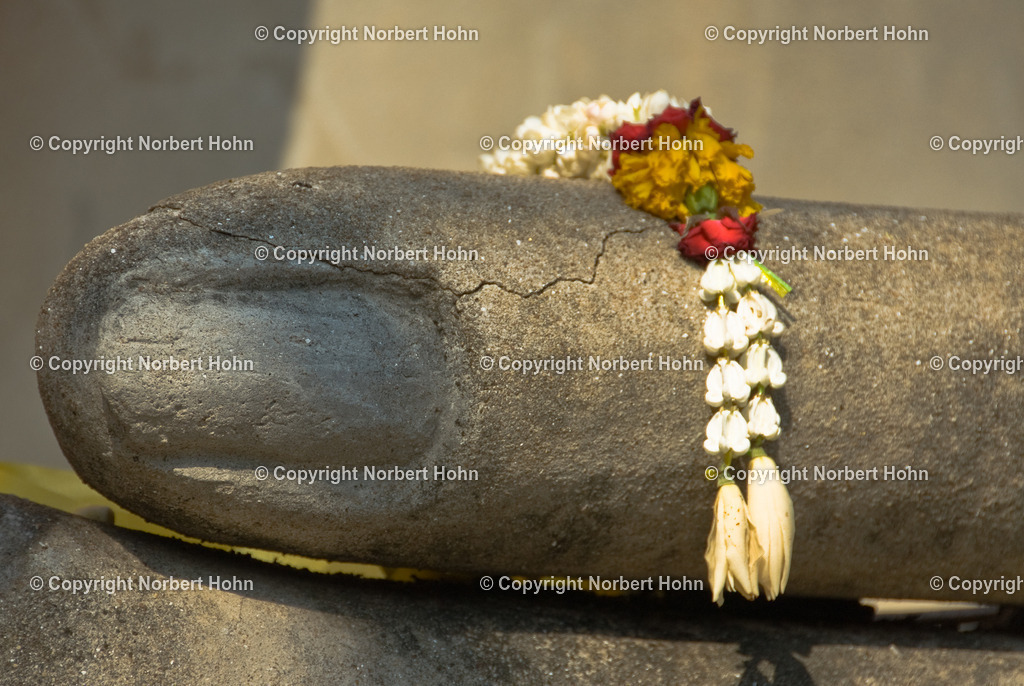 Reisefotografie - Asien - Thailand | Sitzender Buddha im Wat Yai Chai Mongkhon in der alten thailändischen Königsstadt Ayutthaya. - Realisiert mit Pictrs.com