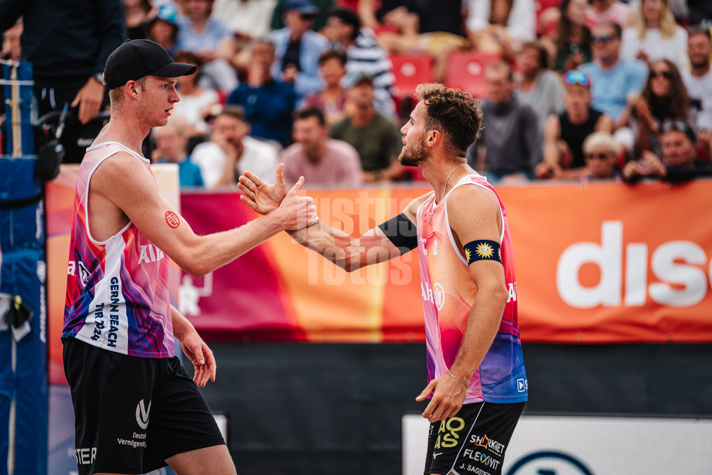 Beachvolleyball | Männer | Allianz German Beach Tour 2024 | Tourstop Kühlungsborn 2 | 17.08.2024 | v.l. Philipp Huster und Jonas Sagstetter klatschen ein