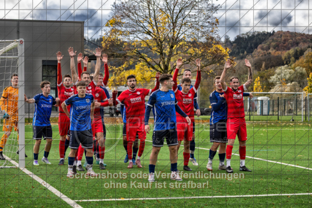 20251026_153428_0215-Bearbeitet | #,1.FC Donzdorf (rot) vs. TSV Berkheim (blau), Fußball, Bezirksliga - Bezirk Neckar/Fils, 10. Spieltag, Saison 2025/2026, Kunstrasenplatz beim Lautertal Stadion, Süßener Straße 16, 73072 Donzdorf, 26.10.2025 - 15:00 Uhr,Foto: PhotoPeet-Sportfotografie/Peter Harich