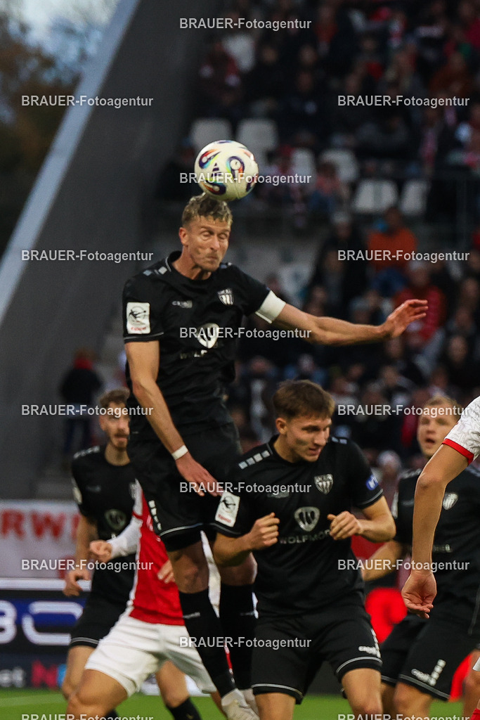 Rot-Weiss Essen - 1.Fc Schweinfurt | Essen, Deutschland, 02.11.2025 Thomas Meißner (1.FC Schweinfurt)   Kopfballwährend des 3.Liga Spiels zwischen  Rot-Weiss Essen und 1.Fc Schweinfurt am 02.11.2025 im Stadion an der Hafenstraße in Essen. (Foto von Timo Bluhmki-Schmidt/Brauer Fotoagentur