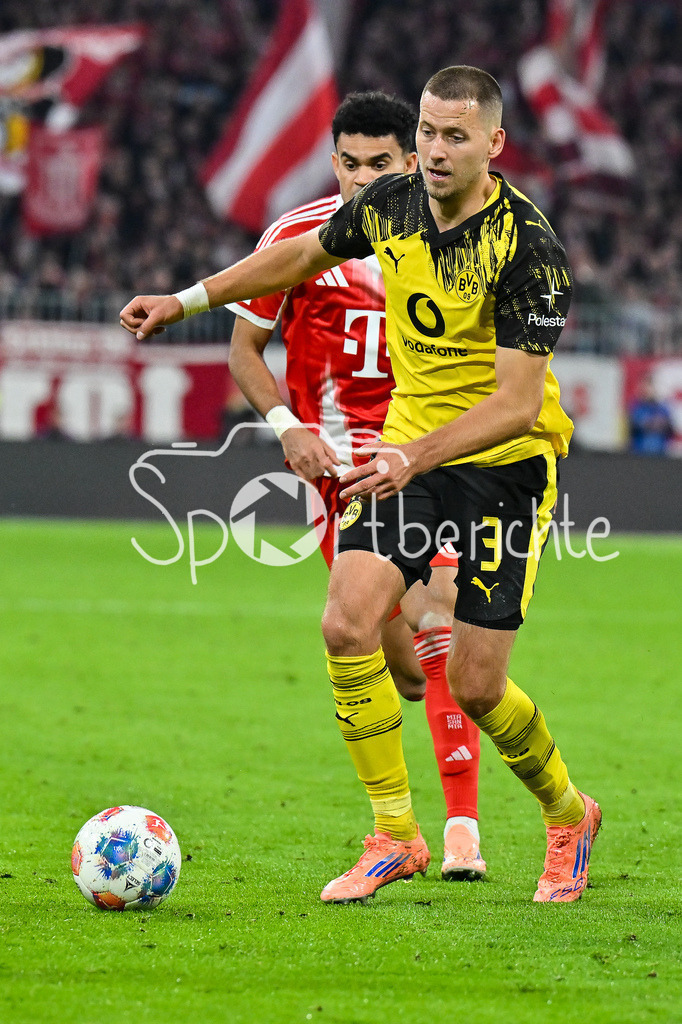 FC Bayern München - Borussia Dortmund | MUNICH, GERMANY - with ball Waldemar ANTON (Borussia Dortmund 3) during the bundesliga match between FC Bayern Munich vs. Borussia Dortmund on matchday 7 at Allianz Arena on October 18, 2025 in Munich, Germany / DFL REGULATIONS PROHIBIT ANY USE OF PHOTOGRAPHS AS IMAGE SEQUENCES AND/OR QUASI-VIDEO