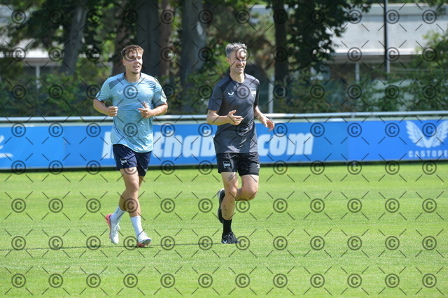 RGE_9881 | Hertha BSC, 2.Bundesliga, Herren, Fußball, Training auf dem Schenckendorffplatz, Montag 03.08. 2026, Saison 2026/27,  im Bild von li. Gustav Christensen (Hertha BSC ), Hendrik Vieth, Athletiktrainer Reha ( Hertha BSC ),   Fotograf: Ralf Gebhardt - Realisiert mit Pictrs.com