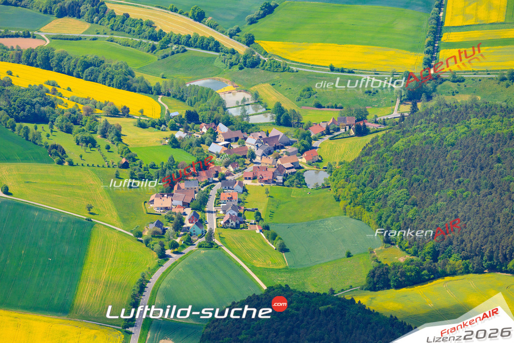 Die Luftaufnahme Froeschhof - Schoenbrunn wurde vom UL-Flugzeug (keine Drohne) aus fotografiert.Hohe Druck- Auflösung-die Geschenkidee!