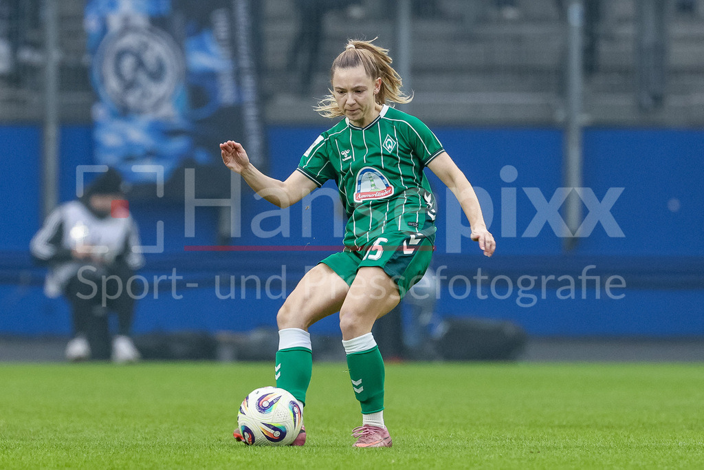 Fussball, Google Pixel Frauen-Bundesliga, Hamburger SV - SV Werder Bremen | Michelle Weiß (SV Werder Bremen, 15) am Ball, Freisteller, Einzelbild, Ganzkörper, Aktion, Action, Spielszene, DIE DFB-RICHTLINIEN UNTERSAGEN JEGLICHE NUTZUNG VON FOTOS ALS SEQUENZBILDER UND/ODER VIDEOÄHNLICHE FOTOSTRECKEN. DFB REGULATIONS PROHIBIT ANY USE OF PHOTOGRAPHS AS IMAGE SEQUENCES AND/OR QUASI-VIDEO.