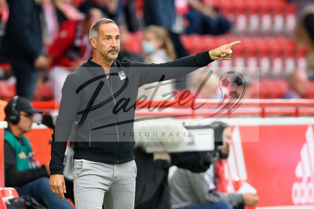 FCUBMG20210829_048 | Fussball, Herren: Trainer Adi Huetter (Borussia Moenchengladbach) gestikuliert beim Spiel der 1. Bundesliga zwischen 1. FC Union Berlin und Borussia Moenchengladbach im Stadion An der Alten Foersterei am 29.08.2021 in Berlin, Deutschland. - Realisiert mit Pictrs.com