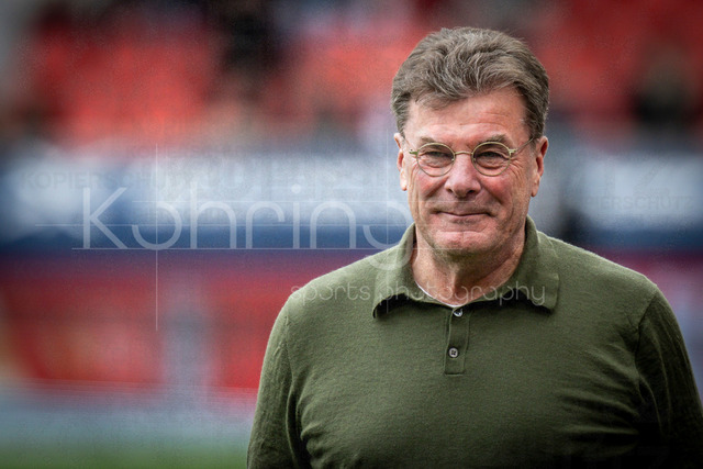 German Bundesliga, Bayer 04 Leverkusen vs. VfL Wolfsburg, 04.04.2026 | LEVERKUSEN, GERMANY - APRIL 4, 2026 :  Dieter Hecking (Head Coach VfL Wolfsburg) before the German Bundesliga match on gameday 28 between Bayer 04 Leverkusen vs. VfL Wolfsburg at BayArena on April 4, 2026 in Leverkusen, Germany. DFL REGULATIONS PROHIBIT ANY USE OF PHOTOGRAPHS AS IMAGE SEQUENCES AND/OR QUASI-VIDEO.