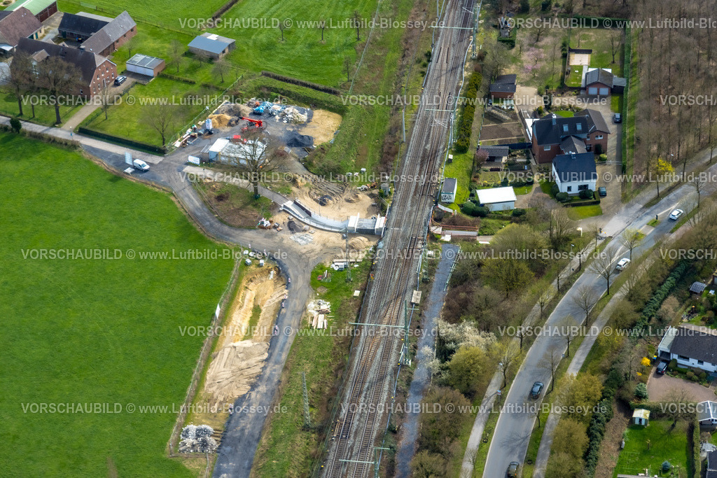 Voerde230301032Betuwe | Luftbild, Ausbau der Betuwe Linie zwischen Ruhrgebiet und den Niederlanden im Bereich Voerde zur dreigleisigen Bahnstrecke, , alle beschrankten Bahnübergänge werden entfallen oder durch Über- oder Unterführungen ersetzt werden. Vor allem ist die Ausbaumaßnahme für die Bahn mit der Verpflichtung verbunden, nunmehr Lärmschutz für die betroffenen Menschen zu gewähren. Stockum, Voerde, Niederrhein, Ruhrgebiet, Nordrhein-Westfalen, Deutschland