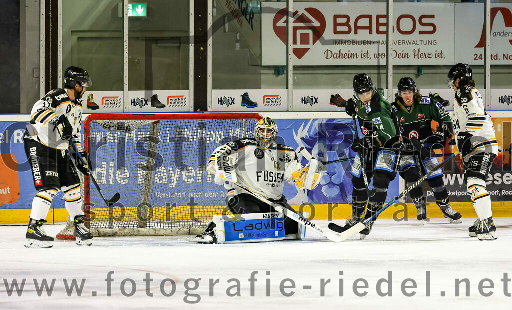 2022-09-23_144_TSV_Erding_gegen_EV_Fuessen | Erding, Deutschland, 23.09.2022:
Eishockey, Bayernliga 2022 / 2023, Testspiel, TSV Erding gegen EV Füssen, Endergebnis: 1:3

Torwart Benedikt Hötzinger (EV Füssen, #29), +e14+, Marius von Friderici-Steinmann (Erding Gladiators, #92), Ondrej Zelenka (EV Füssen, #6)

Foto: Christian Riedel / fotografie-riedel.net