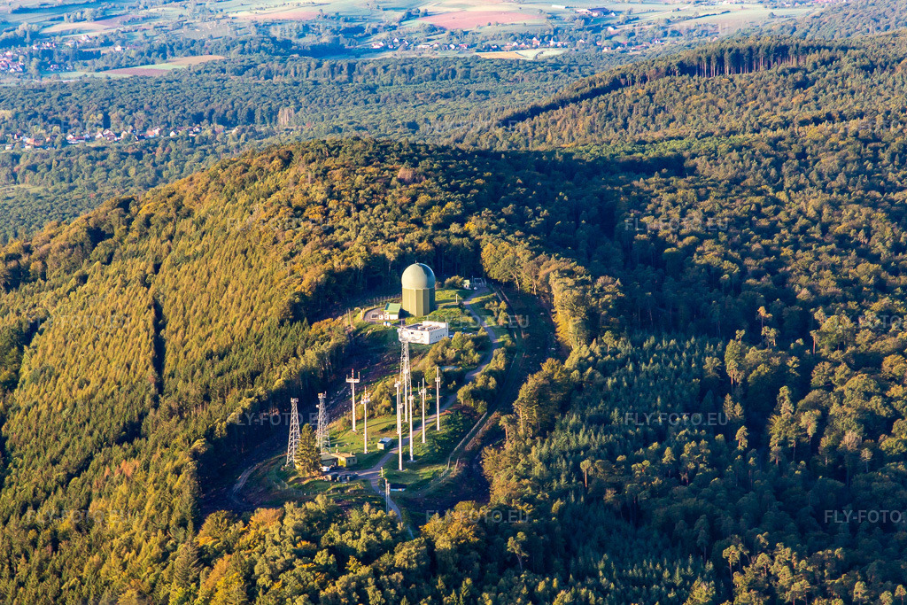 Vue aérienne: Antennes radar à Pfaffenschlick à Soultz-sous-Forêts dans le département Bas Rhin, France. Photo: IMG_138838.jpg prise le 24/09/2023 par Werner Riehm/FLY-FOTO.eu – Résolution de l'original: 4635 x 3090 px