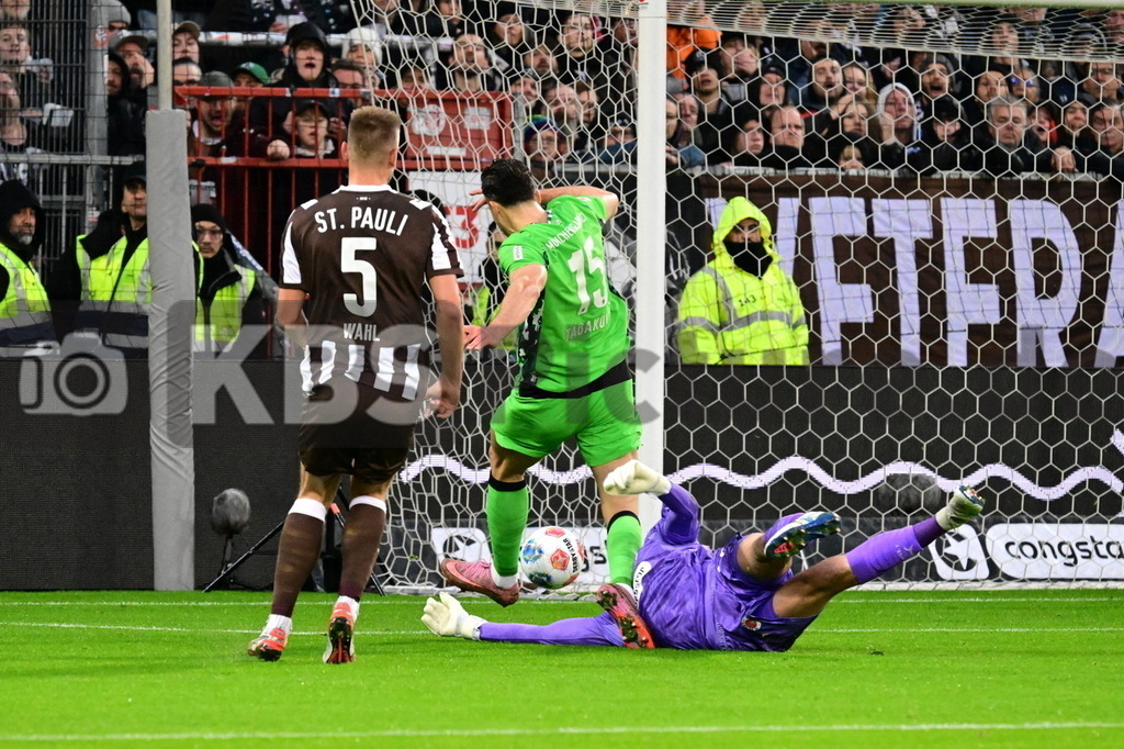 KBS Picture_FCStPauli-Gladbach_002 | v.l. Wahl Hauke (St.Pauli) , Tabakovic Haris (Bor.Moenchengladbach) macht das 1:0 gegen Vasilj Nikola (St.Pauli) ,Sportplatz :  Millerntor Stadion, - Realisiert mit Pictrs.com